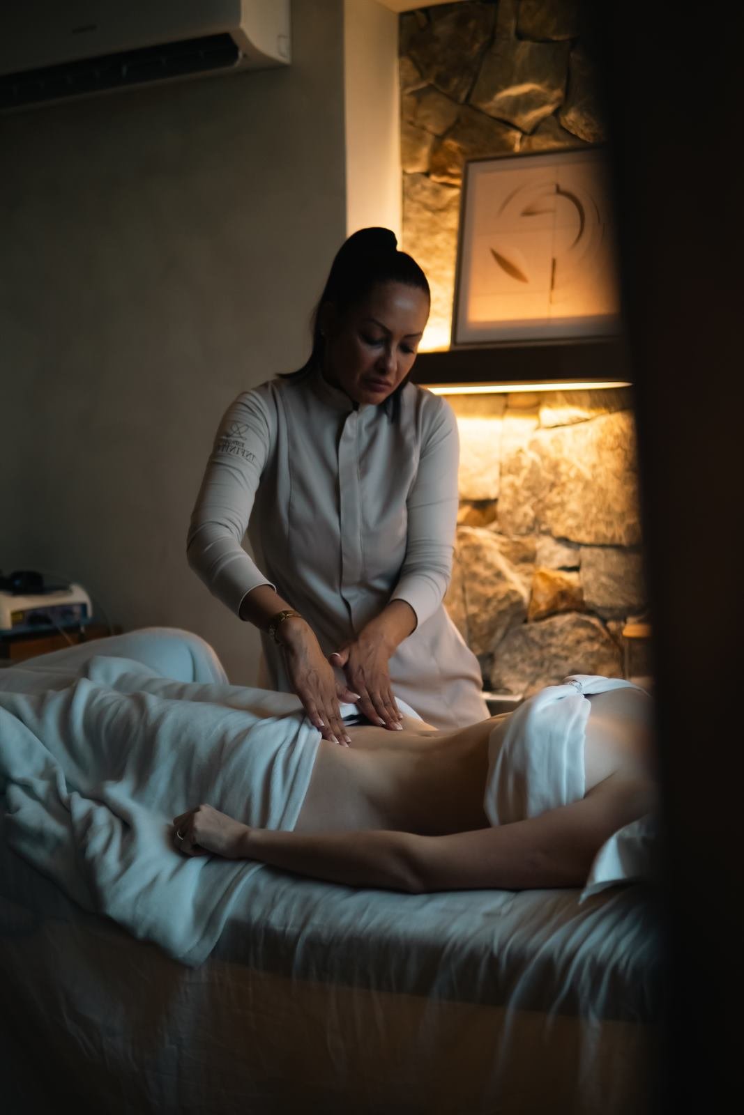 Profissional do Spa Catoá realizando cuidado pós-operatório