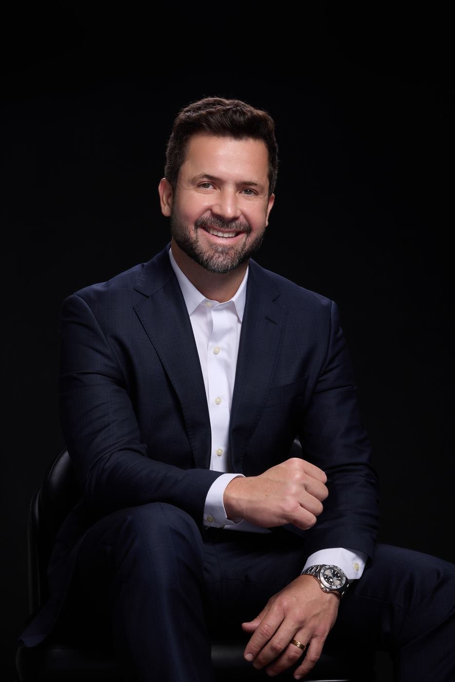 Dr. Lucas Evangelista sentado, de terno