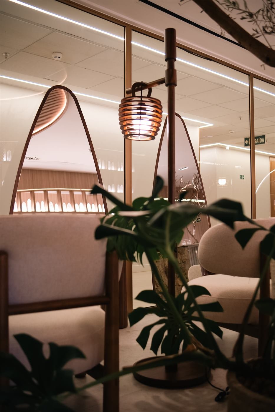 Lounge com arco iluminado e plantas