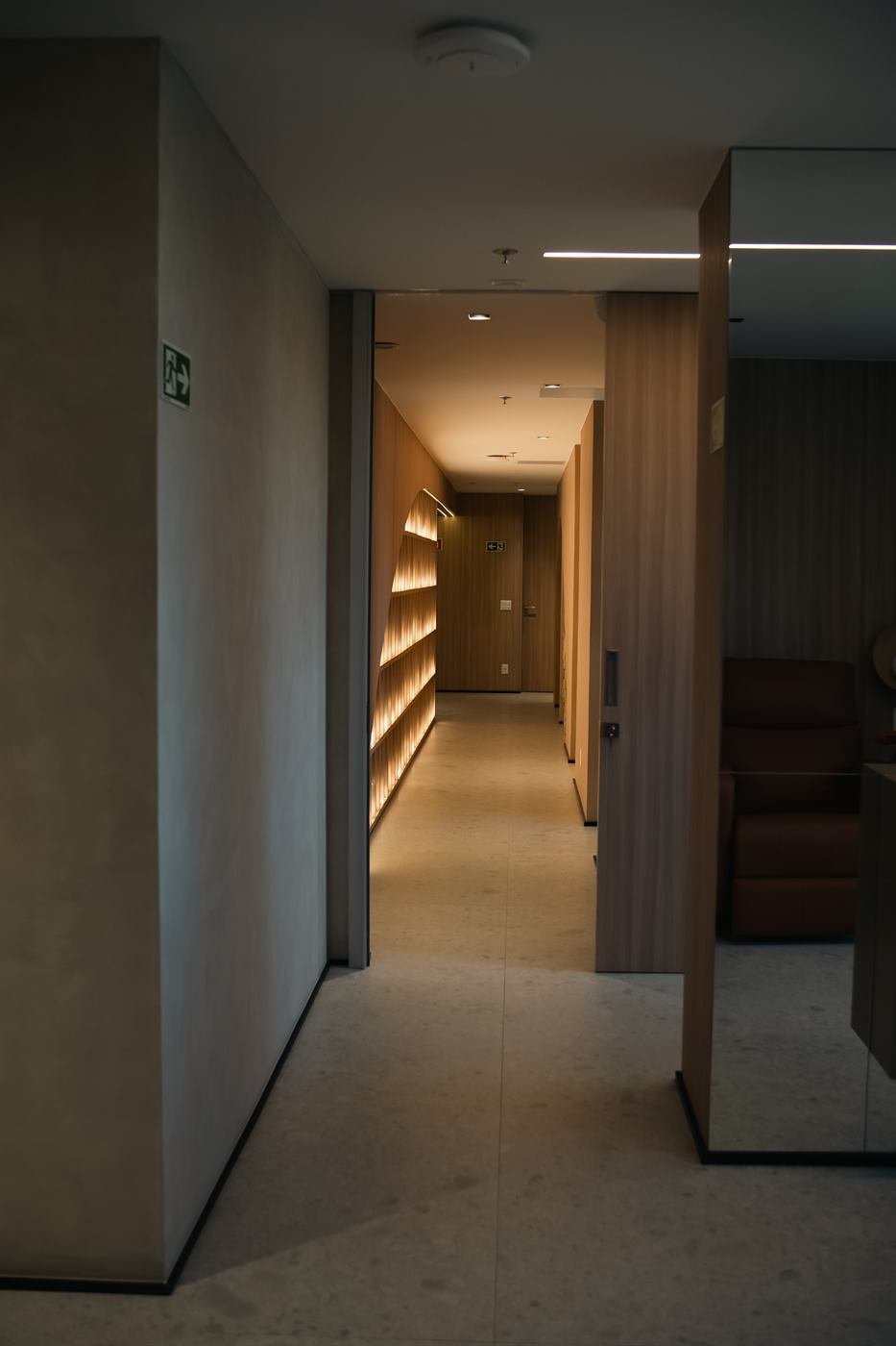 Corredor de atendimento com iluminação indireta
